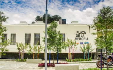 Quito, Ekvator - 23 Ekim 2017: Şehir, Quito içinde Ekvador bina bellek Meydanı açık görünüm