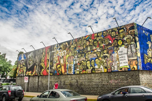 Quito, ecuador 20. August 2017: wunderschönes Wandgemälde-Graffiti an einer Wand mit einigen Autos, die im Zentrum von quito, ecuador geparkt sind — Stockfoto