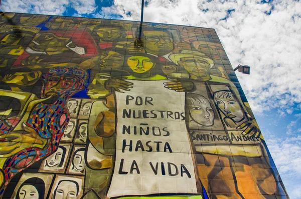 QUITO, ECUADOR AUGUST 20 2017: Красивые граффити на стене в центре Кито, Эквадор — стоковое фото