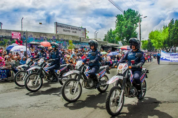 キト, エクアドル - 2018 年 1 月 31 日: 正体不明の男性警察の制服を着て、キト、エクアドルのパレード中にバイクを運転 — ストック写真