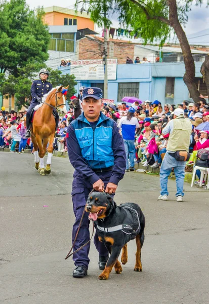 Quito, Ecuador - 31 januari 2018: Utomhus vy av oidentifierade mannen med hunden presentation på gatorna under en parad i Quito, Ecuador — Stockfoto
