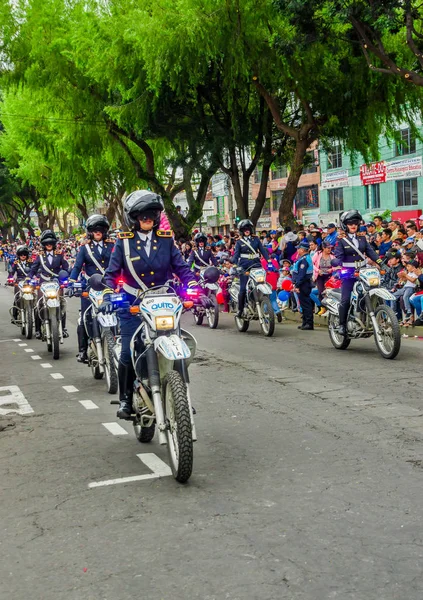 キト, エクアドル - 2018 年 1 月 31 日: 屋外観正体不明の女性警察の制服を着て、キト、エクアドルのパレード中にバイクを運転 — ストック写真