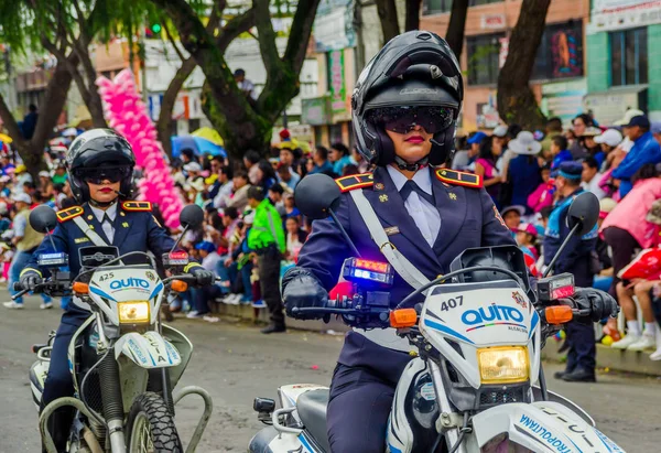 キト, エクアドル - 2018 年 1 月 31 日: 屋外観正体不明の女性警察の制服を着て、キト、エクアドルのパレード中にバイクを運転 — ストック写真