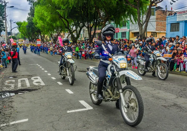Quito, Ekvator - 31 Ocak 2018: Bir polis üniforması giyen ve Quito, Ekvator bir geçit töreni sırasında bir motosiklet sürüş kimliği belirsiz kadının açık görünüm — Stok fotoğraf