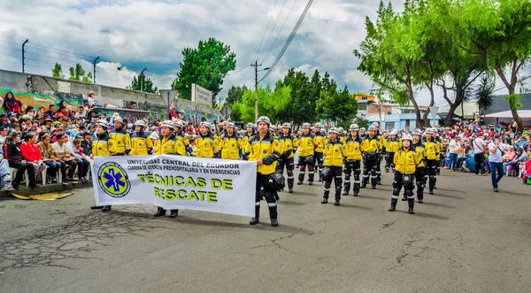 Quito, Ecuador - January 31, 2018: Outdoor view of unidentified students of hospitalary atentions and emergency, holding in their hands an informative banner during a festival parade in Quito, Ecuador — Stock Photo, Image