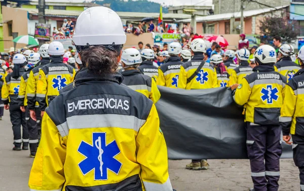 Quito, Ecuador - tammikuu 31, 2018: Ulkonäkymä tunnistamattomille sairaalahoidon ja hätätilanteen opiskelijoille, pitäen käsissään informatiivista banneria festivaalin paraatissa Quitossa, Ecuadorissa — kuvapankkivalokuva