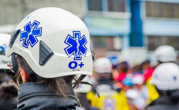 Quito, Équateur - 31 janvier 2018 : Gros plan sur la focalisation sélective d'un casque dans la tête d'une jeune policière lors d'un défilé du festival à Quito, en Équateur — Photo
