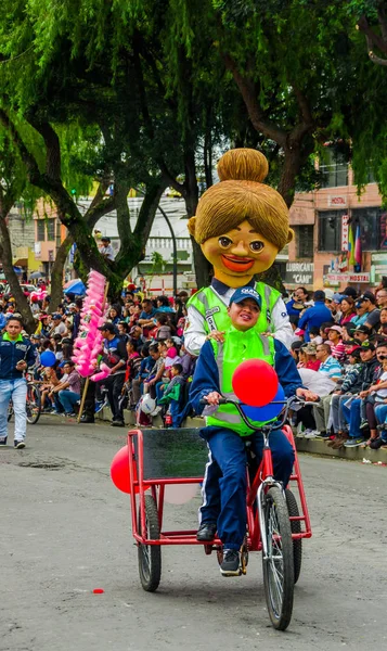 Quito, Ekvádor - 31. ledna 2018: Venkovní pohled neznámé ženy používající tříkolku a má u sebe žena nosí kostým loutkové Metropolitní policie z Quita, během přehlídky v Quito, Ekvádor — Stock fotografie