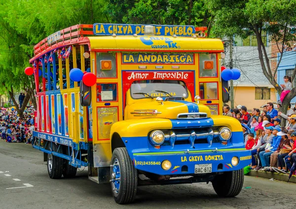 Quito, Ecuador - 31 de enero de 2018: La vista al aire libre de un colorido autobús chiva es parte importante del transporte público rural y algunas fiestas nocturnas en Quito, Ecuador —  Fotos de Stock
