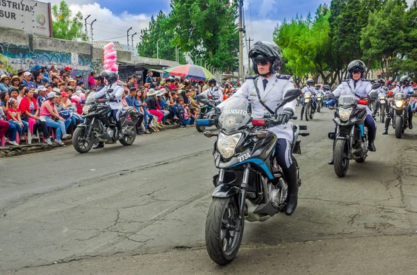 キト, エクアドル - 2018 年 1 月 31 日: 不明の人が警察の制服を着て、キト、エクアドルのパレード中に、オートバイを運転 — ストック写真