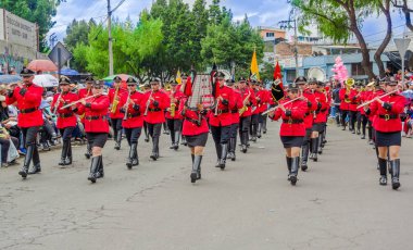 Quito, Ekvator - 31 Ocak 2018: Quito içinde geçit töreni sırasında sokaklarda yürüyen bir kırmızı ekipman giyen itfaiye takımının tanımlanamayan grubunun açık görünüm
