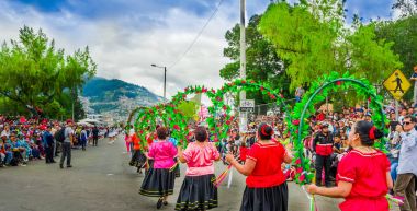 Quito, Ekvator - 31 Ocak 2018: Tanımlanamayan grup plastik çiçeklerle süslenmiş ve geçit töreninde Quito festivaller sırasında sokaklarda yürüyen bir hula hoop onların elinde tutan kadın