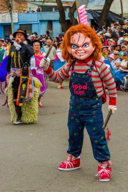 Quito, Ekvator - 31 Ocak 2018: tanımlanamayan adam elinde bir bıçak ve bir geçit töreninde Quito festivaller sırasında sokaklarda yürüyüş Chucky giyinen