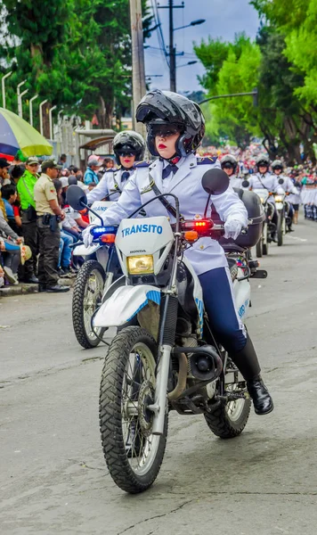 Quito, Équateur - 31 janvier 2018 : Un homme non identifié portant un uniforme de police et conduisant une moto lors d'un défilé à Quito, en Équateur — Photo