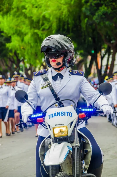 キト, エクアドル - 2018 年 1 月 31 日: 身元不明の女性警察の制服を着て、キト、エクアドルのパレード中にバイクを運転 — ストック写真