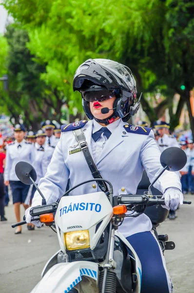 キト, エクアドル - 2018 年 1 月 31 日: 身元不明の女性警察の制服を着て、キト、エクアドルのパレード中にバイクを運転 — ストック写真
