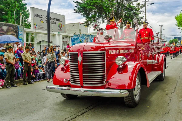 Quito, Ecuador - január 31, 2018: Szabadtéri kilátással a tűz teherautó circuling, a streetss alatt a felvonulás a városban, az Quito, Ecuador — Stock Fotó