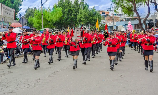 Кито, Эквадор - 31 января 2018 года: Вид на улицу неопознанной группы пожарных в красном снаряжении, марширующих по улицам во время парада в Кито — стоковое фото