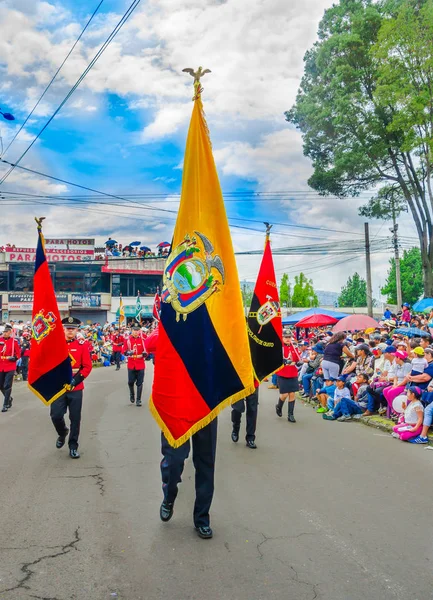 厄瓜多尔基多-2018年1月31日: 不明身份的消防队员的户外观看在基多游行期间身穿红色装备, 手持旗帜在街上游行 — 图库照片