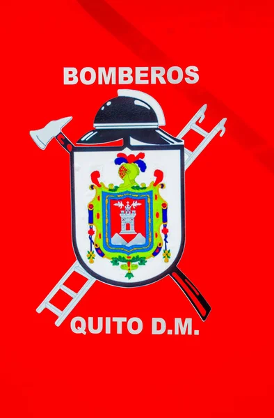 Quito, Equador - 31 de janeiro de 2018: Fechar o escudo do logotipo de um bombeiro na cidade de Quito, Equador — Fotografia de Stock