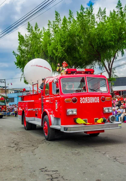 Quito, Ecuador - 31 de enero de 2018: Vista al aire libre de un camión de bomberos circulando por la calle durante un desfile en la ciudad de Quito, Ecuador —  Fotos de Stock