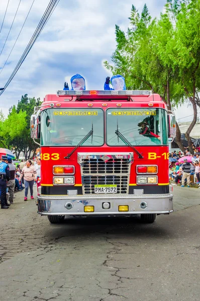 Quito, Equador - 31 de janeiro de 2018: Vista ao ar livre de um caminhão de bombeiros circulando nas ruas durante um desfile na cidade de Quito, Equador — Fotografia de Stock