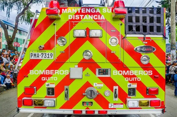 Quito, Equador - 31 de janeiro de 2018: Bela vista traseira de um caminhão de bombeiros nas ruas durante um desfile na cidade de Quito, Equador — Fotografia de Stock