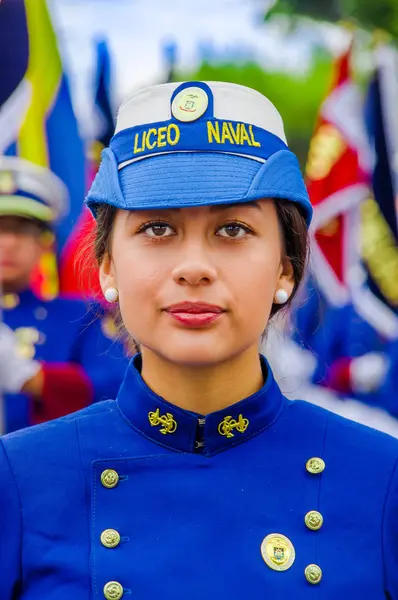 Quito, Ecuador - 31 januari 2018: Porträtt av unidentifed kvinna bär en blå uniform Liceo sjö och promenader under en parad i Quito, Ecuador — Stockfoto