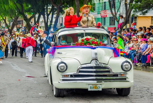 Quito, Ecuador - 31 de enero de 2018: Personas no identificadas dentro de un automóvil clásico durante un desfile en Quito, Ecuador —  Fotos de Stock