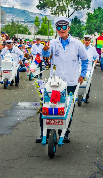 Quito, Ecuador - januari 31, 2018: Outdoor weergave van ongeïdentificeerde man een kleine auto met champu binnen, typisch drankje uit Quito uitvoering en wandelen tijdens een parade in Quito, Ecuador — Stockfoto