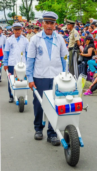 キト, エクアドル - 2018 年 1 月 31 日: 正体不明の男、キトから典型的な飲み物の中 champu と小型車を運ぶとキト、エクアドルのパレード中に歩いて屋外観 — ストック写真