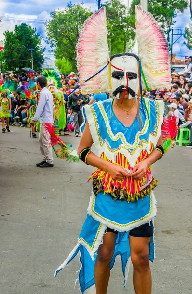 Quito, Ecuador - January 31, 2018: Outdoor view of unidentified people wearing colorful costumes and walking in the streets during the parade in the city of Quito Festivities — Stock Photo, Image