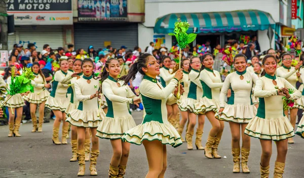 Κίτο, Εκουαδόρ - 31 Ιανουαρίου 2018: Ομάδα νεαρή σχολή φοιτητές κορίτσια φορούν στολή για την παρέλαση στο Κίτο εορταστικές εκδηλώσεις — Φωτογραφία Αρχείου