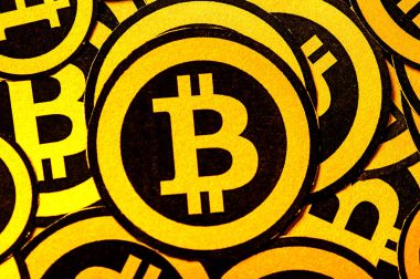 Quito, Ekvator - 31 Ocak 2018: Altın Bitcoin logosunun seçici odak kapalı görünümünü. büyük olan çevresinde küçük bitcoins logoları ile. Bitcoin cryptocurrency. Siyah bir arka plan iş kavramı