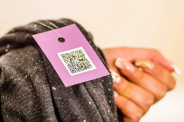 背景をぼかして、服チケットの Qr コード情報のクローズ アップ — ストック写真