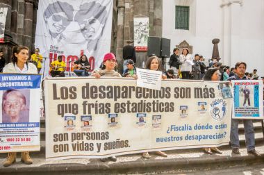 Quito, Ekvator, 11 Ocak 2018: kayıp yakınları açıklaması için zorlu plaza grande Quito şehir içinde bir protesto sırasında büyük bir afiş tutarak kimliği belirsiz insanlar