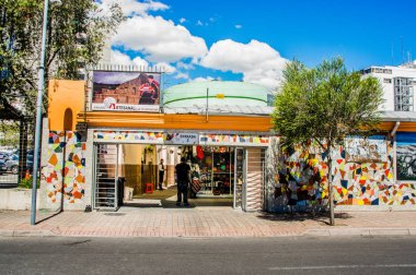 Quito, Ekvator, 02 Ocak 2018: Reina Victoria ve Quito, Ekvator Güney Amerika Jorge Washington avenue arasında bulunan ilk handycrafts pazarının açık görünüm