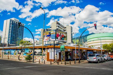 Quito, Ekvator, 02 Ocak 2018: Reina Victoria ve Quito, Ekvator Güney Amerika Jorge Washington avenue arasında bulunan ilk handycrafts pazarının açık görünüm