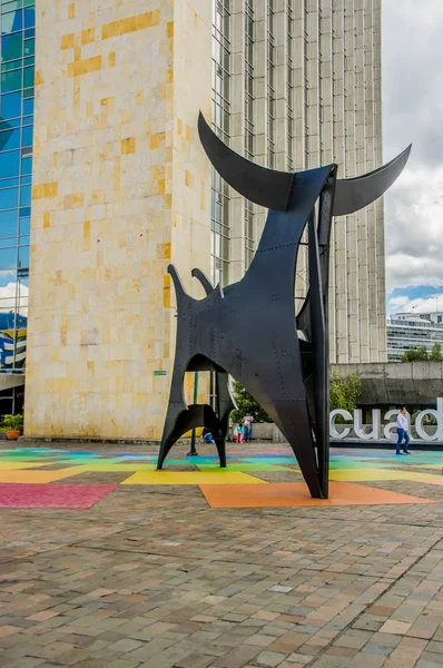 Quito, Ecuador - 02 gennaio 2018: Vista esterna di persone non identificate che camminano all'ingresso di un enorme edificio MAGAP, ministero dell'agricoltura, dell'allevamento e della pesca, di fronte a un grande toro metallico — Foto Stock