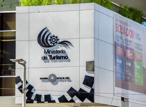 Quito, Ecuador - 02 januari 2017: Outdoor weergave van teken woorden van het ministerie van toerisme met het logo Ecuador liefde, het leven in de muur van een gebouw, gelegen in de stad van Quito, Ecuador — Stockfoto