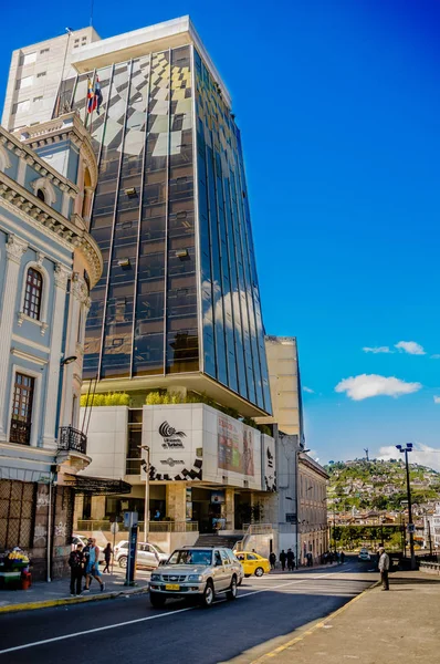 Quito, Ecuador - 02 januari 2017: Utomhus vy av oidentifierade personer gå med vissa fordon i th street, nära ministeriet för turism, ligger i staden Quito, Ecuador — Stockfoto