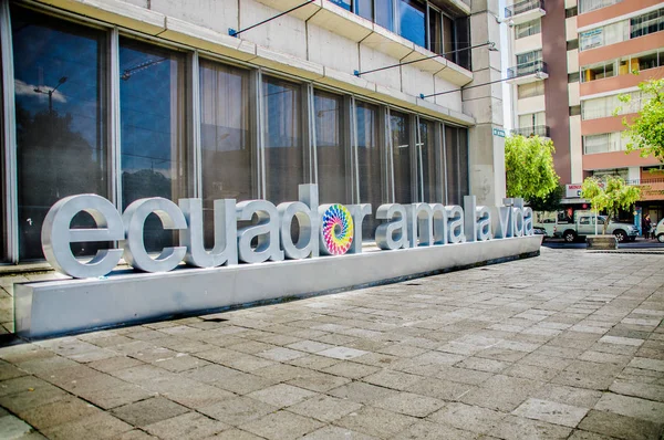 Quito, Équateur - 02 janvier 2017 : Vue extérieure d'un énorme mot de l'Équateur aimer la vie dans un trottoir avec un bâtiment derrière, situé dans la ville de Quito, Équateur — Photo