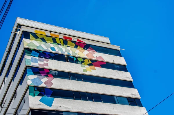 Quito, Equador - 02 de janeiro de 2017: Vista ao ar livre de um enorme edifício com as cores da produção turística em um belo céu azul, localizado na cidade de Quito, Equador — Fotografia de Stock