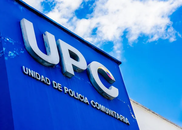 Quito, Ecuador - 02 de enero de 2017: Vista exterior de un cartel de la UPC, unidad de policía comunitaria, con el logo en la pared de un edificio, ubicado en la ciudad de Quito, Ecuador — Foto de Stock