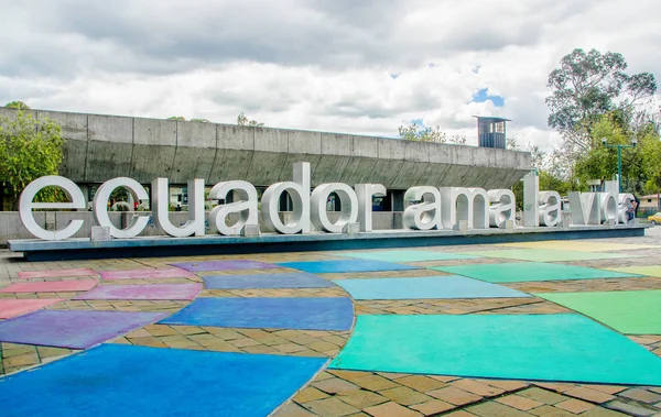 Quito, Equador - 02 de janeiro de 2017: Vista ao ar livre de uma enorme quantidade de palavras do Equador amam a vida em uma calçada, localizada na cidade de Quito, Equador — Fotografia de Stock