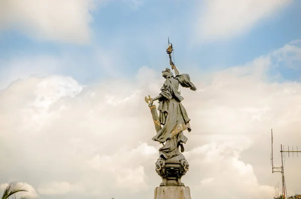 Quito, Ecuador, januari, 11 - 2018: Vacker utomhus utsikt över en stenad staty ligger vid Carondelet palace regeringen uteplats i Quito, Ecuador — Stockfoto
