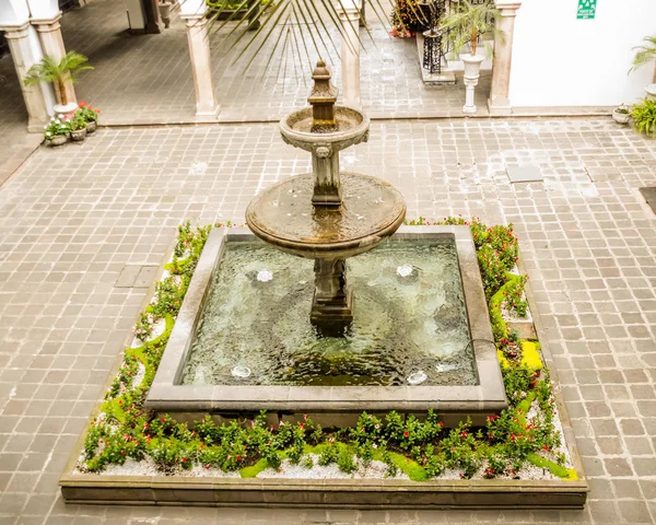 QUITO, ECUADOR, 11 DE ENERO DE 2018: Vista superior de una bonita fuente en el centro del gobierno del palacio de Carondelet en Quito —  Fotos de Stock
