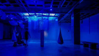 Quito, Ekvator, 02 Şubat 2018: Kapalı görünüm bulanık insanların bir su Fuar Yuaku su müze şehir Quito, Mavi ışıklar ile içinde bulunan deniz yaşamının içinde yürüyüş