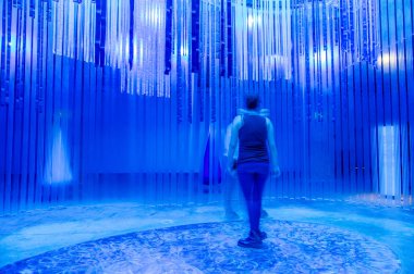 Quito, Ekvator, 02 Şubat 2018: Kapalı görünüm bulanık insanların bir su Fuar Yuaku su müze şehir Quito, Mavi ışıklar ile içinde bulunan deniz yaşamının içinde yürüyüş