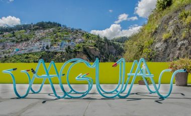 Quito, Ekvator, 02 Şubat 2018: Bir form mektup Word'le, su ile Quito şehir içinde bulunan su Yaku Müzesi'nde sarhoş kaldırım üzerinde yapıyor plastik yapısının açık görünüm